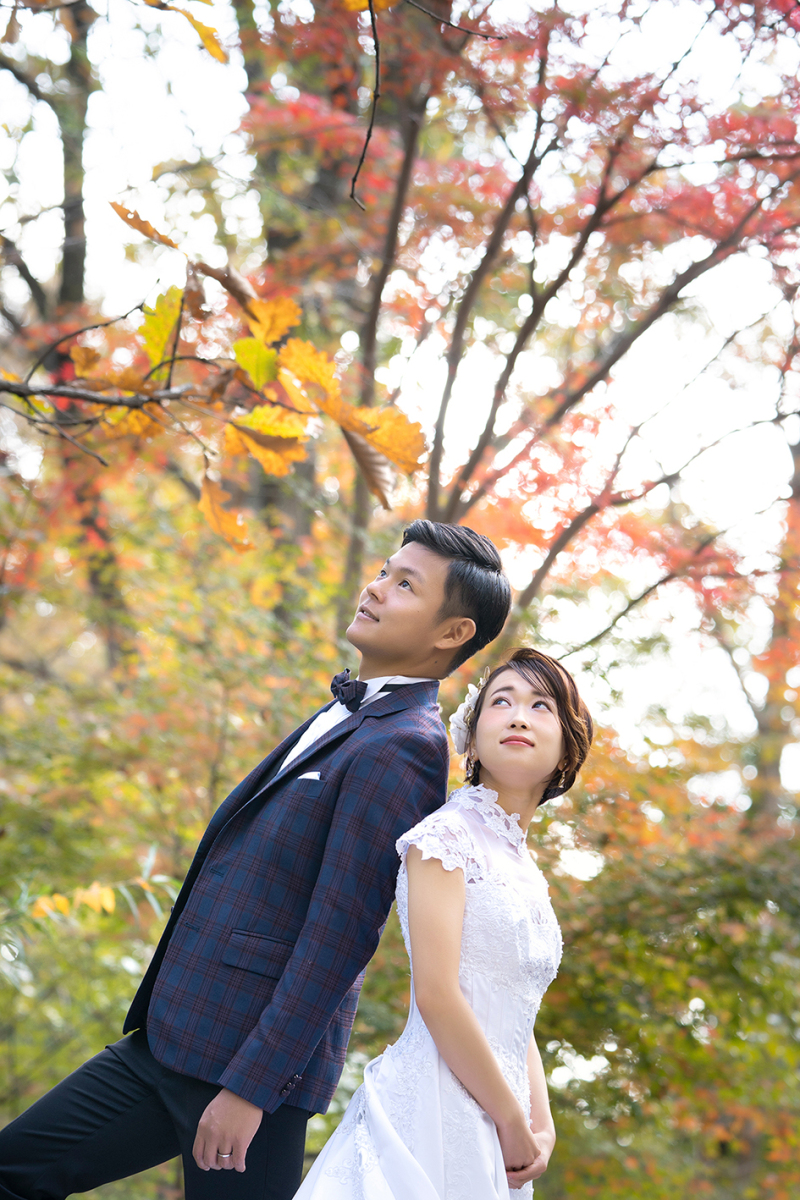 紅葉ロケにぴったり!秋のウェディングドレス&タキシード
