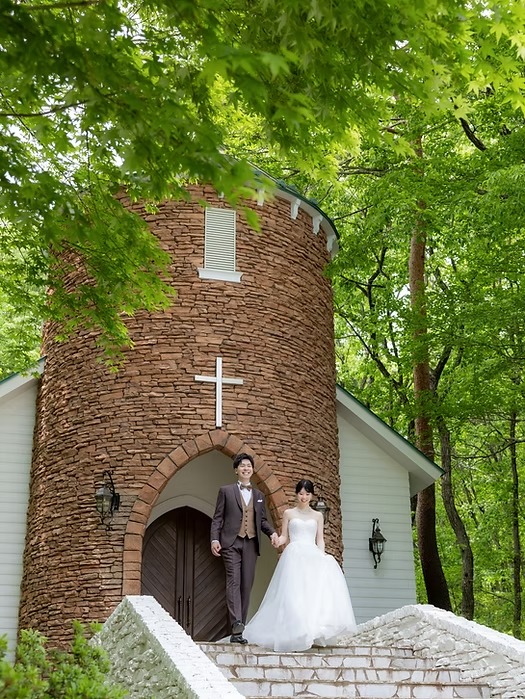 新緑に包まれるチャペルと古民家で